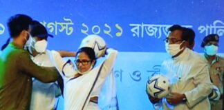ইস্টবেঙ্গলকে ‘ছেড়ে খেলা’র পরামর্শ মুখ্যমন্ত্রী মমতা বন্দ্যোপাধ্যায়ের